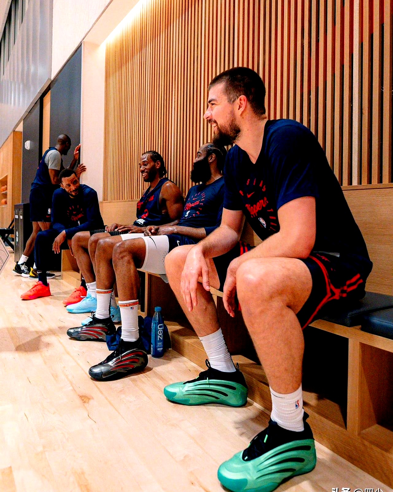 LOL官网入口-包含纽约尼克斯发布备战花絮，窗口期内部沟通，NBA常规赛任务艰巨，球队文化再被提及的词条